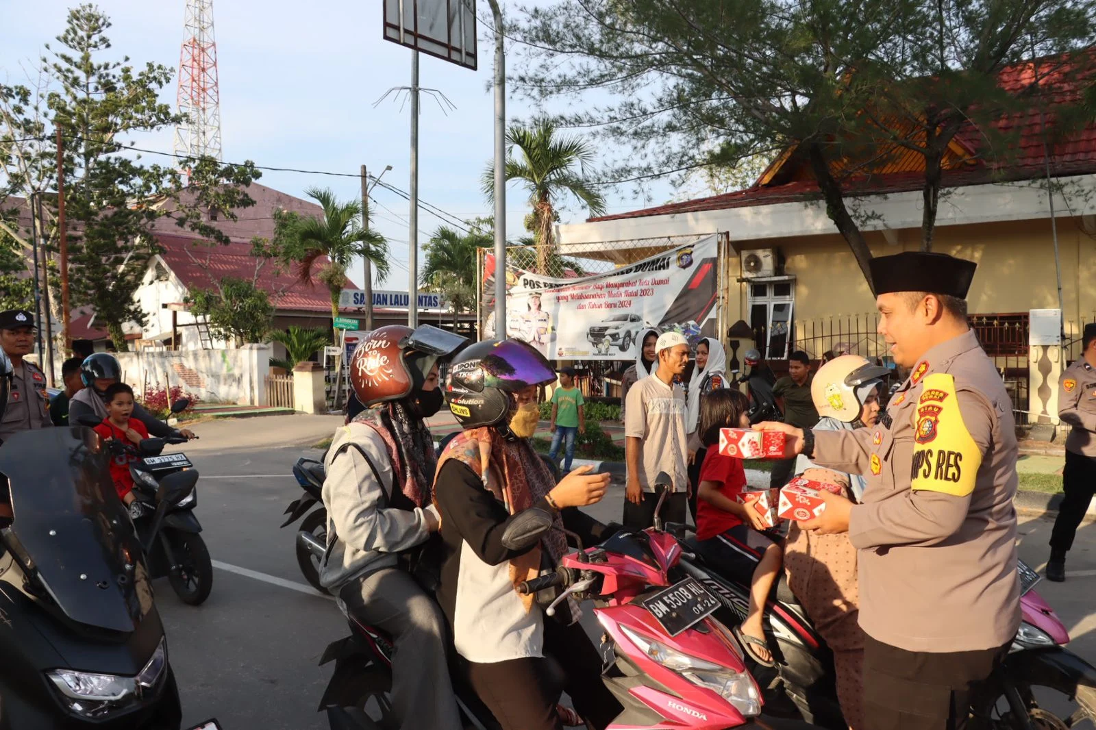 Kapolres Dumai Gelar Bagikan Takjil Ditengah Masyarakat Kota Dumai